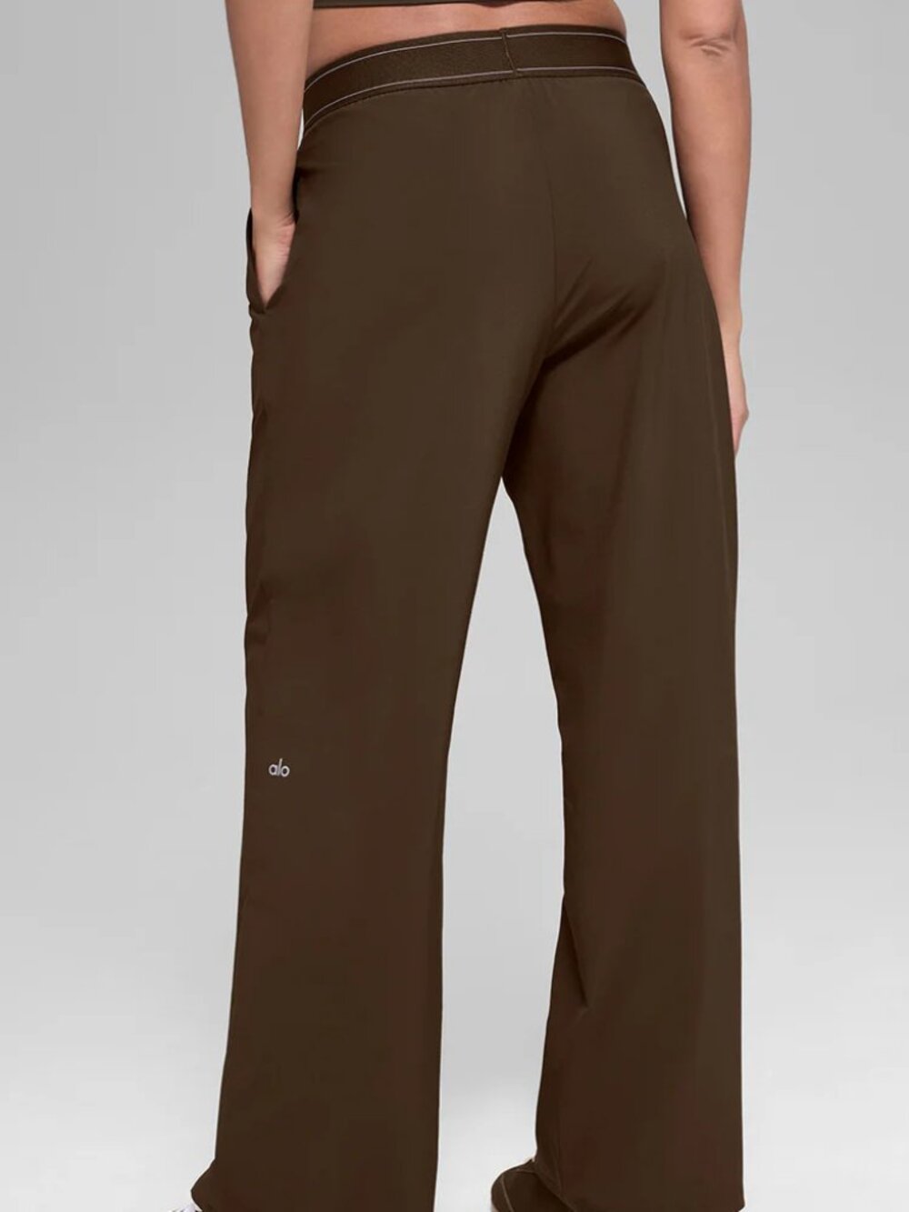 Model Off Duty 🛀 ALO Yoga Suit Up Trouser Coffee Brown🤳Wide-Leg Long-Leg Look - Picture 8 of 8
